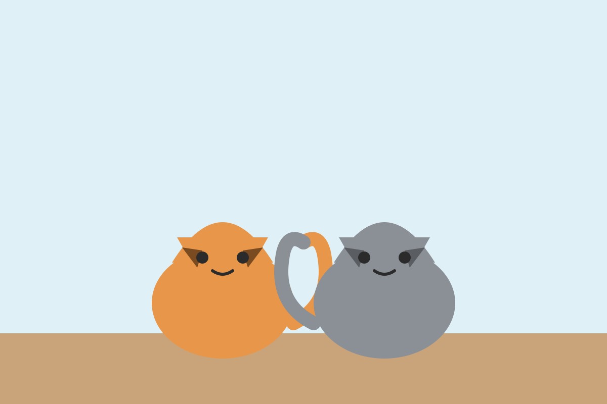 Deux chats assis côte à côte, un orange et un gris, l'air content.